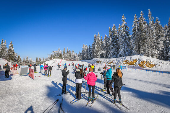 photo de collégiens sur des skis sur une piste enneigée