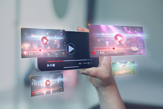 images de vidéo qui sortent d'un téléphone portable dans une main