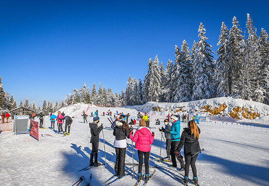collégiens regroupés sur piste de ski nordique