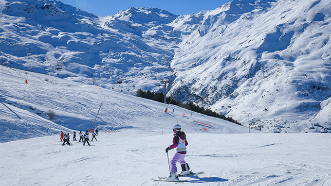 collégiens sur des ski en pleine montagne enneigée
