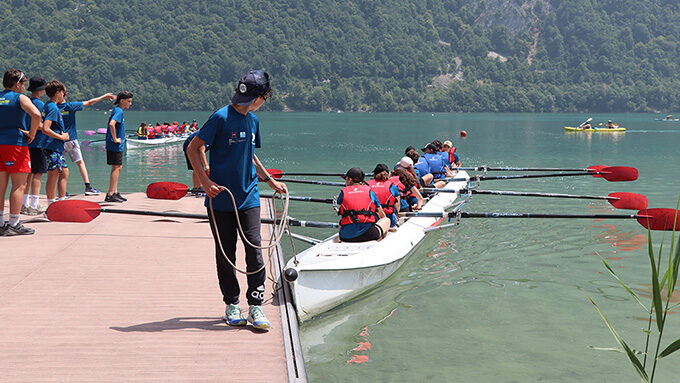 des collégiens dans un aviron et sur le port
