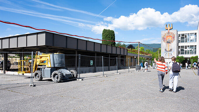 cour et bâtiments en travaux du collège 